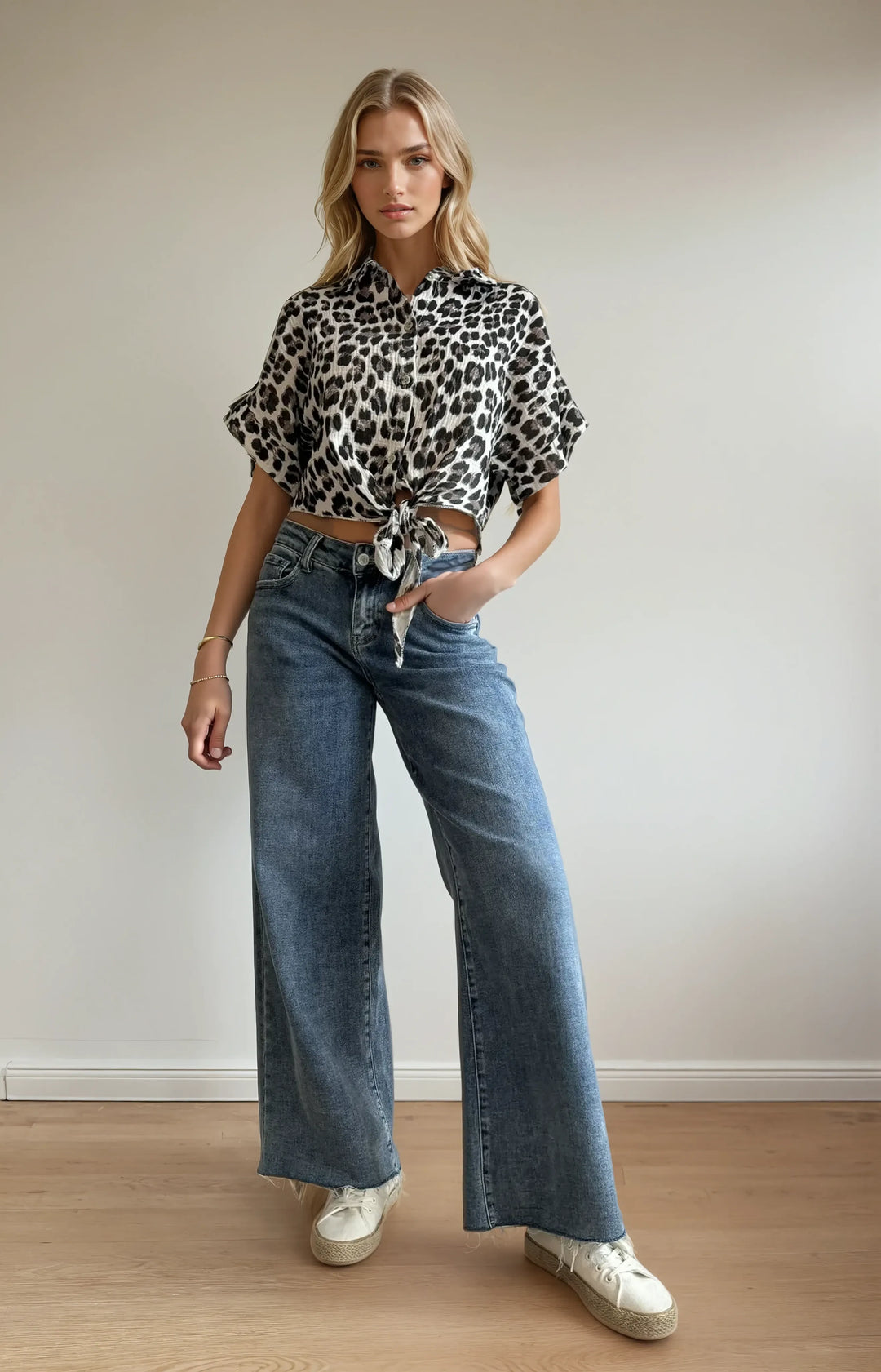 Kurze Musselinbluse zum Knoten (Leoprint)