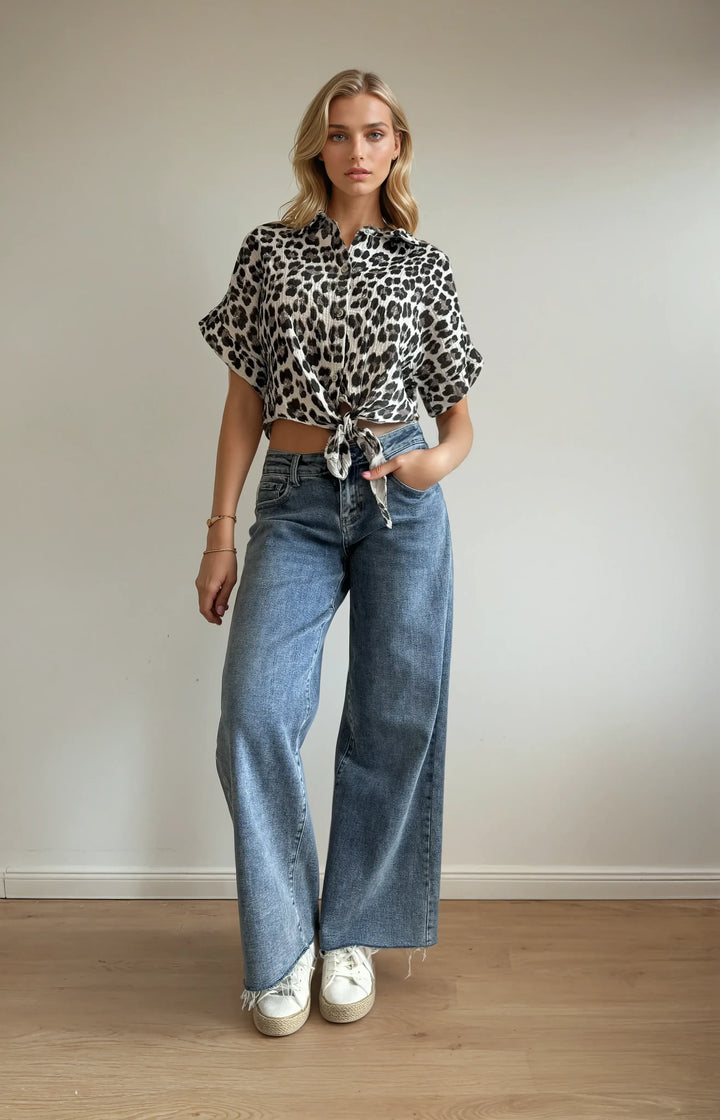Kurze Musselinbluse zum Knoten (Leoprint)