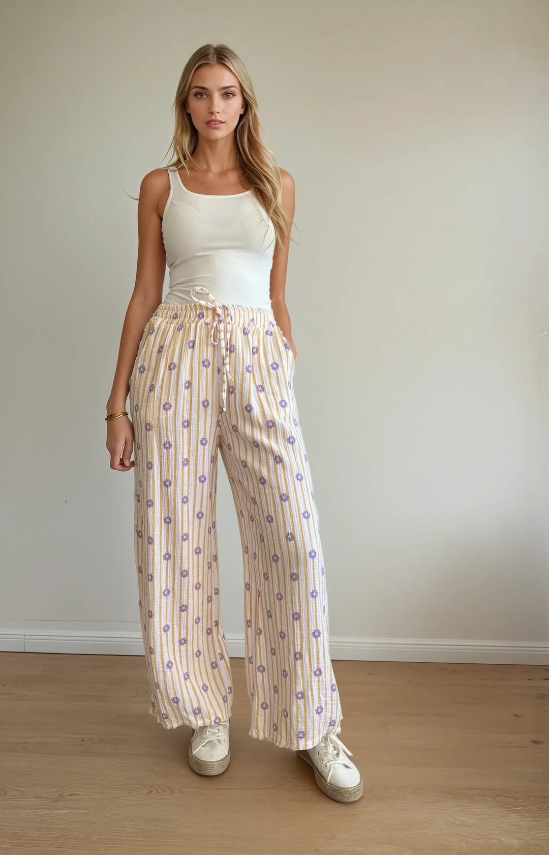Musselin Hose mit Blümchen-Stick (Gelb-Weiss)