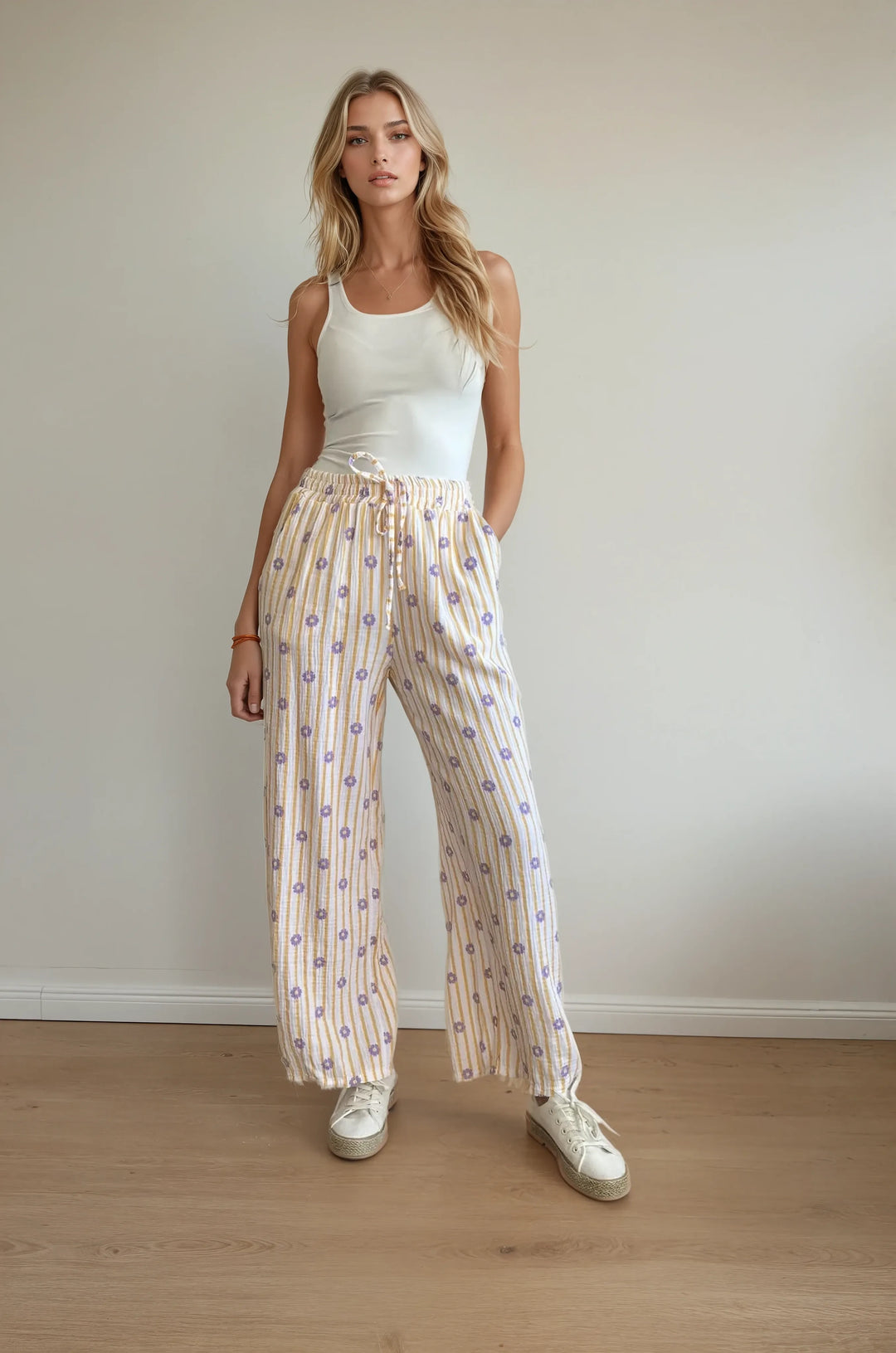 Musselin Hose mit Blümchen-Stick (Gelb-Weiss)